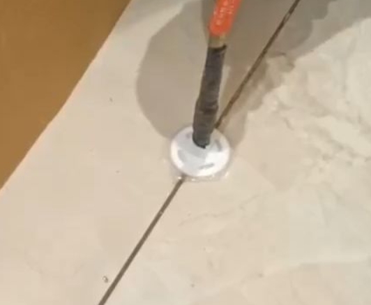 保亭瓷砖空鼓维修公司专业解答瓷砖在铺贴过程中，如果没有涂抹均匀到位的粘结材料（如水泥砂浆或瓷砖胶），可能会导致以下问题