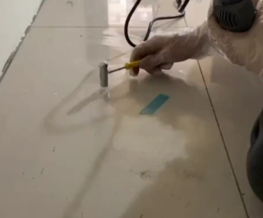 保亭瓷砖开裂维修公司专业分享瓷砖在铺贴前如果没有沥干水分，将会导致以下问题